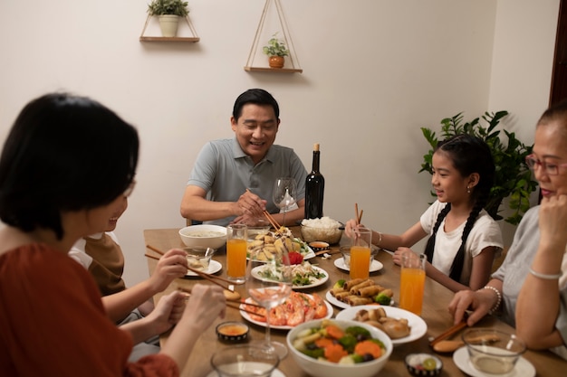 Foto família asiática comendo juntos