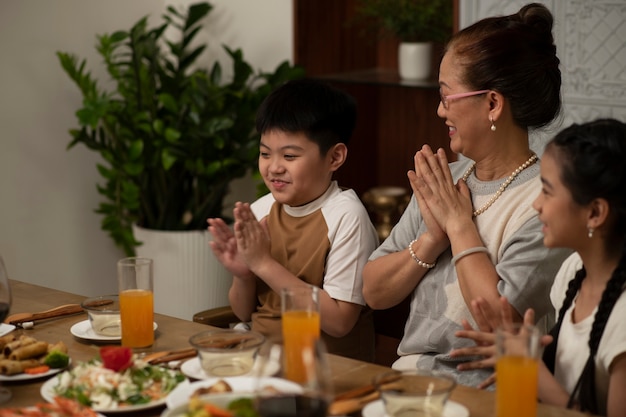 Foto familia asiática comiendo juntos