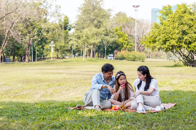 Família asiática em um piquenique