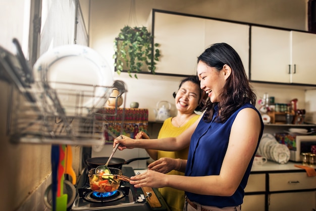 Família asiática está cozinhando na cozinha juntos