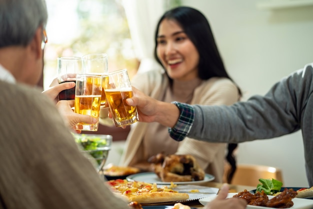 Família asiática feliz comemora juntos durante o almoço