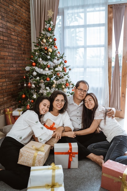 Família asiática feliz comemorando o natal juntos em casa