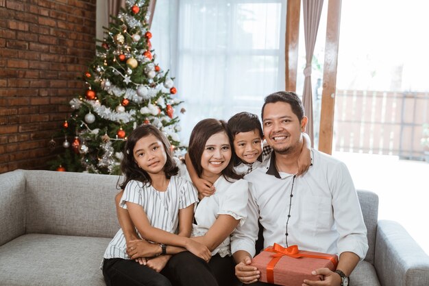 Família asiática feliz comemorando o Natal juntos em casa