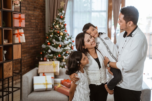 Família asiática feliz comemorando o Natal juntos em casa