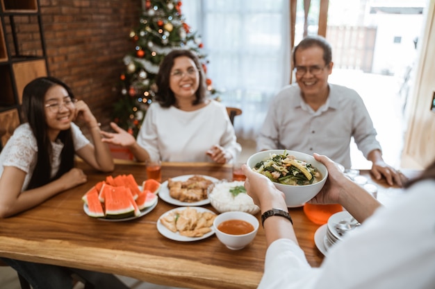 Família asiática feliz comemorando o Natal juntos em casa