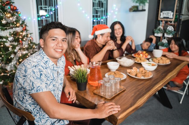 Família asiática feliz comemorando o Natal juntos em casa