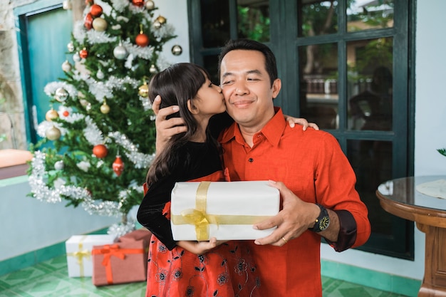 Família asiática feliz comemorando o Natal juntos em casa