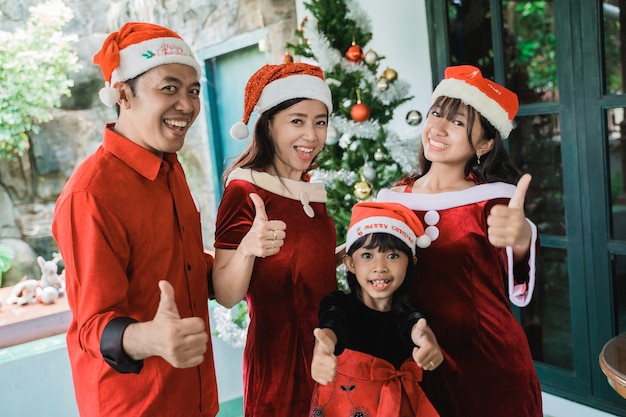 Família asiática feliz comemorando o Natal juntos em casa