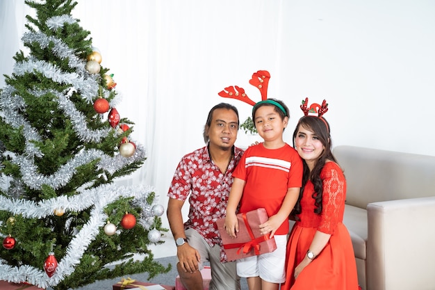 Família asiática feliz comemorando o Natal juntos em casa