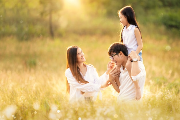 Família asiática feliz em viagem de viagem