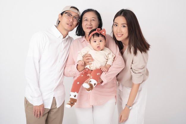 Familia asiática feliz en la pared blanca