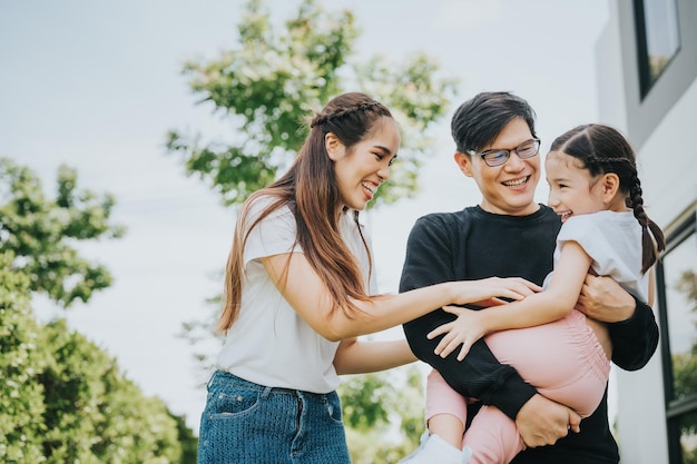 Família asiática feliz