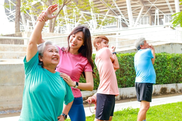 Foto familia asiática haciendo ejercicio al aire libre por la mañana deporte concepto