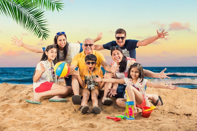 Familia asiática india disfrutando en la playa en verano