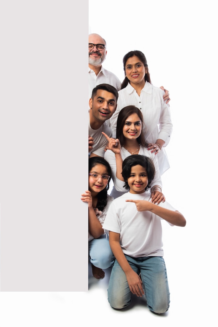 Foto familia asiática india multigeneracional con pizarra blanca, señalando o presentando letrero blanco vacío