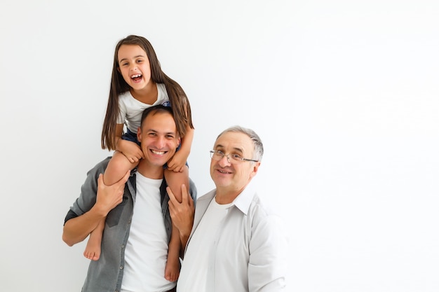 Familia asiática india sentada sobre la pared blanca