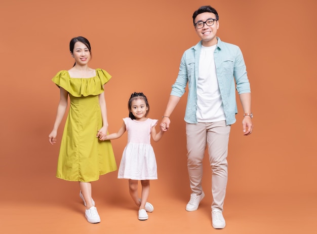 Família asiática jovem posando em segundo plano