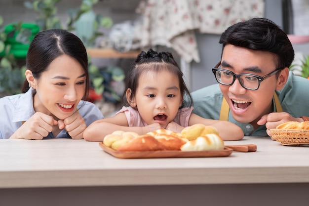 Familia asiática joven en la cocina