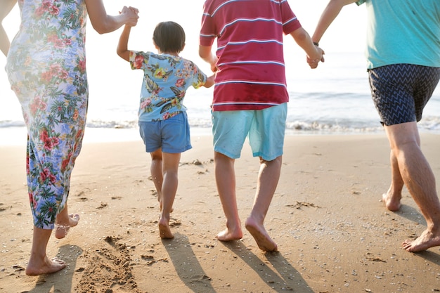 Familia asiática, juego, en la playa