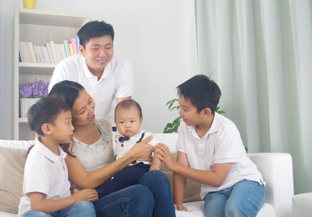 Familia asiática jugando con bebe