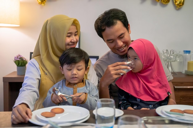 Família asiática muçulmana quebrando o jejum juntos