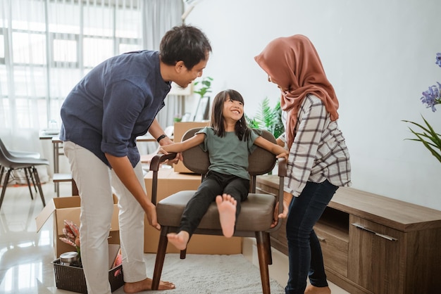 Família asiática muçulmana se mudando para nova casa
