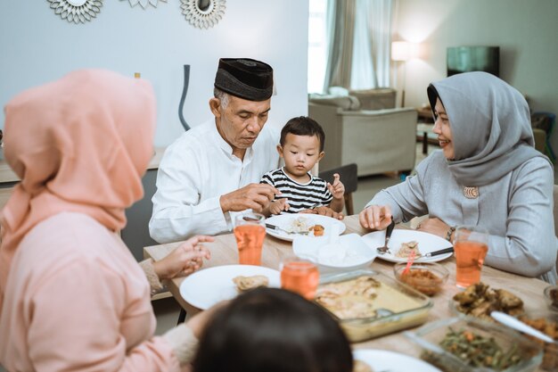 Familia asiática musulmana y abuelos que rompen el ayuno en Ramadán. descanso para cenar iftar