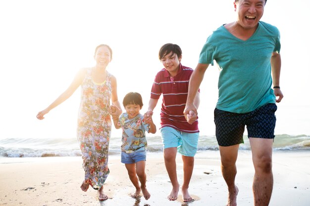 Família asiática na praia