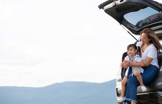 Foto familia asiática. niña feliz con familia sentada en el automóvil. concepto de seguro de automóvil