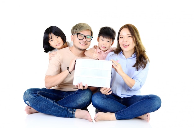 Familia asiática con papel en blanco