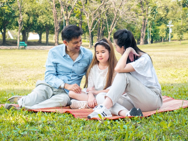 Familia asiática en un picnic