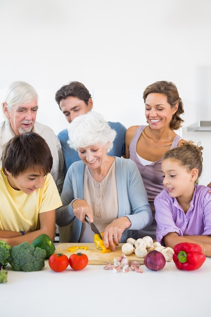 Família assistindo avó cortando pimenta