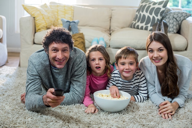 Família assistindo televisão enquanto estava deitado no chão