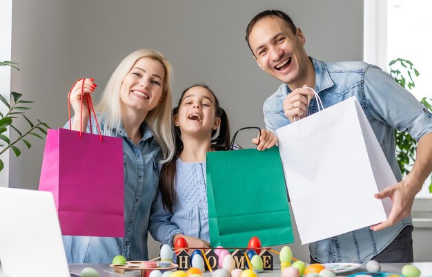 Foto família atraente comprando presentes de páscoa online.