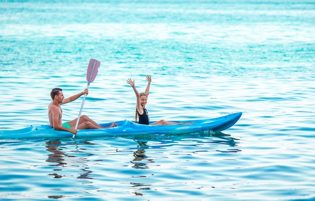 Família atraente desportivo caiaque no mar juntos