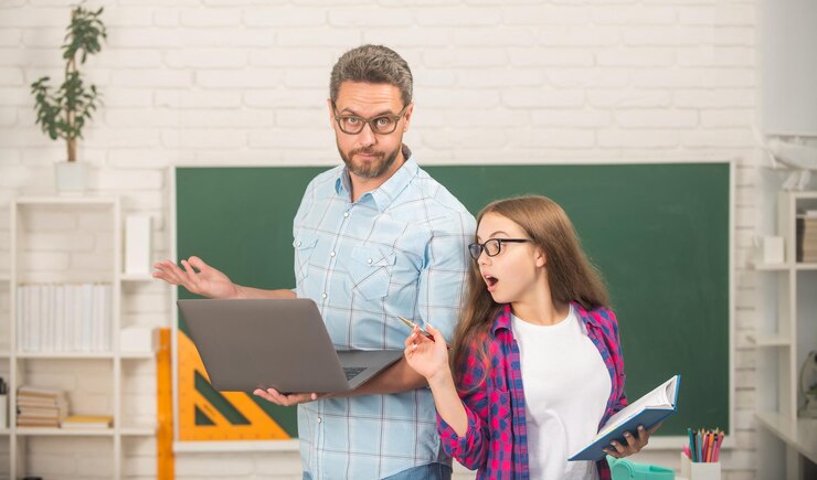 Foto la familia ayuda a papá e hija a usar el cuaderno de regreso a la escuela, la educación infantil sorprendió al estudiante y al tutor con la computadora.