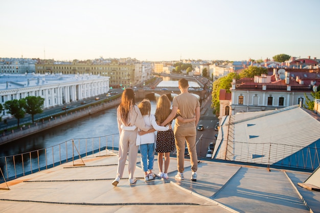 Familia en la azotea disfrutando con vista de la hermosa puesta de sol en Sankt Petersburg en Rusia