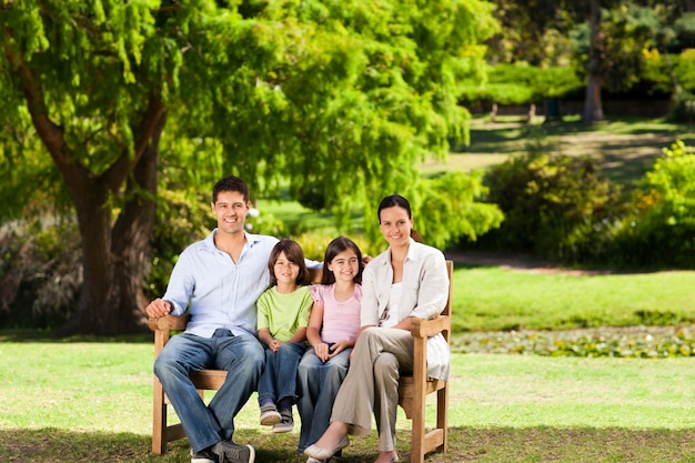 Familia en el banco