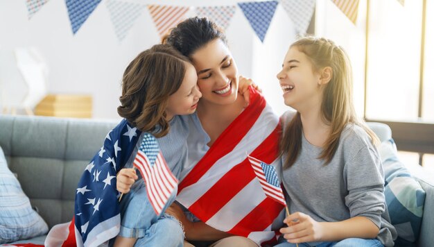 Familia con bandera americana