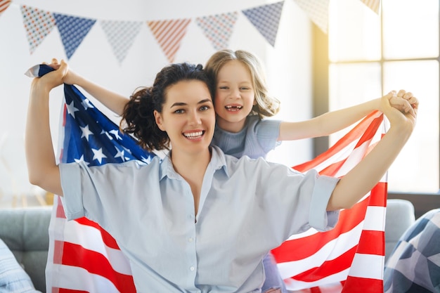 Familia con bandera americana