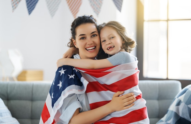 Familia con bandera americana