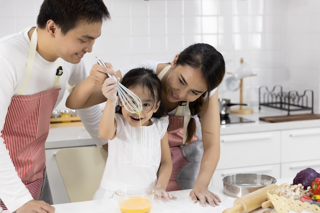 Familia batiendo huevos en un tazón