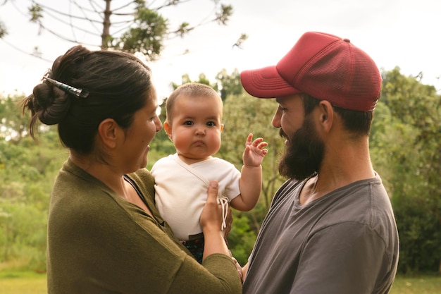 Foto una familia con un bebé en un campo.