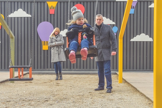 La familia bebé papá mamá Parque infantil jugar otoño