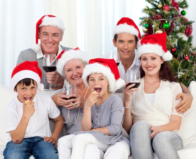 Família bebendo vinho e comendo doces no natal