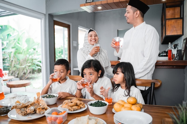 Familia bebiendo bebidas dulces por romper el ayuno