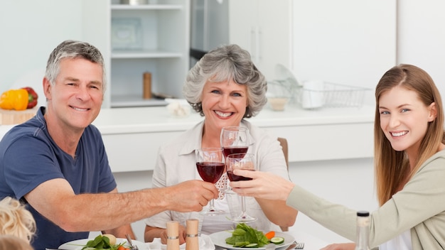 Familia bebiendo vino juntos