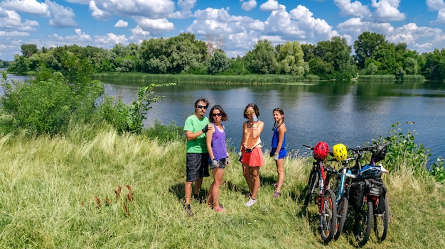 Familia en bicicleta en bicicleta al aire libre, padres activos y niños en bicicleta, vista aérea superior de familia feliz