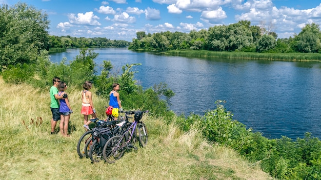 Familia en bicicleta en bicicleta al aire libre, padres activos y niños en bicicleta