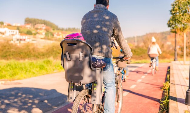 Familia en bicicleta en la calle de la ciudad